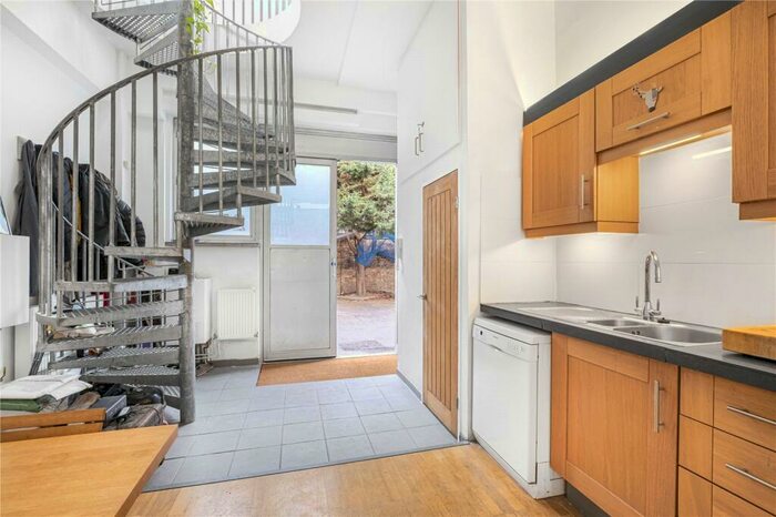 2 Bedroom House To Rent In Orsman Road, Hoxton, London, N1