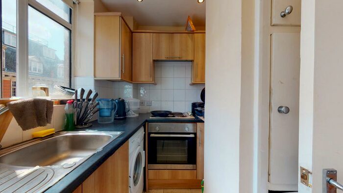 Studio To Rent In Euston Road, NW1 - Photo 2