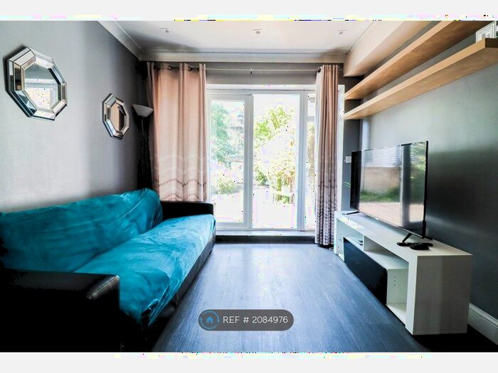 2 Bedroom Flat To Rent In Glengall Road, London, SE15