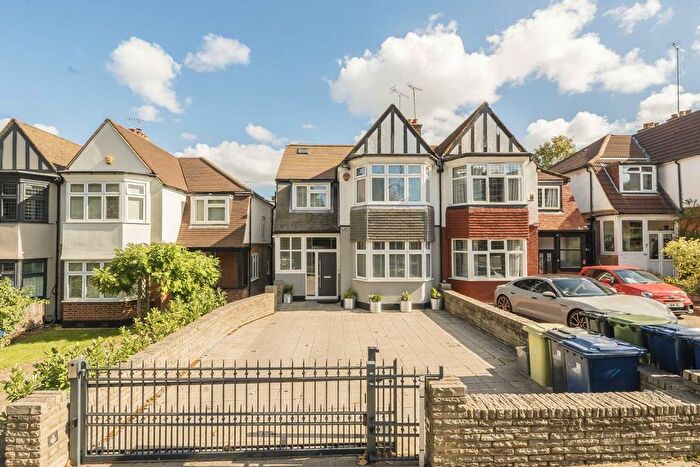 5 Bedroom Semi-Detached House For Sale In Kent Gardens, Ealing, W13
