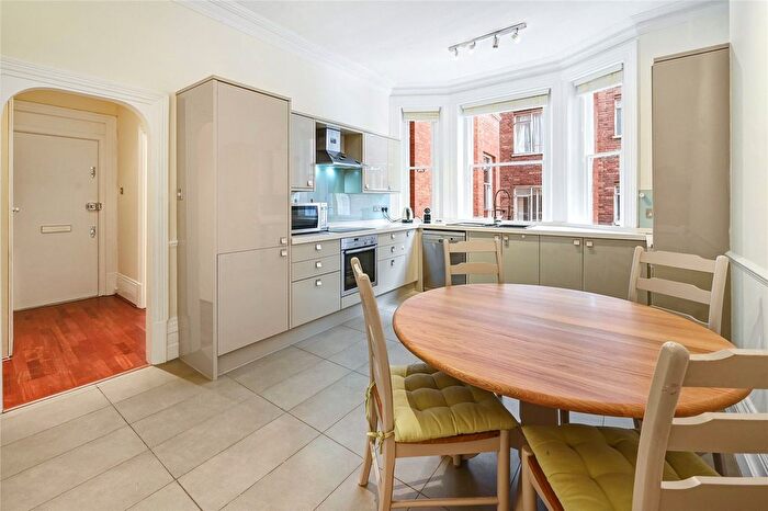 2 Bedroom Flat To Rent In Buckingham Gate, Westminster, London, SW1E