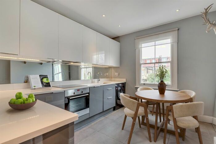 3 Bedroom Flat To Rent In Heythorp Street, London, SW18