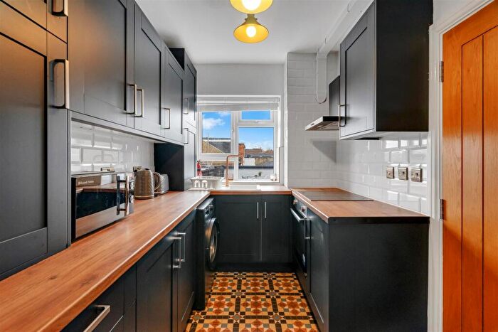 4 Bedroom Flat To Rent In Cricklewood Broadway, London, NW2