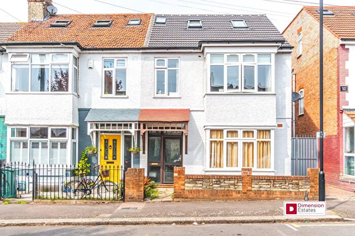5 Bedroom Semi-Detached House To Rent In Pentire Road, Walthamstow, London, E17