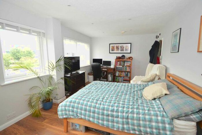 Studio To Rent In Addlestone Road, Addlestone, KT15