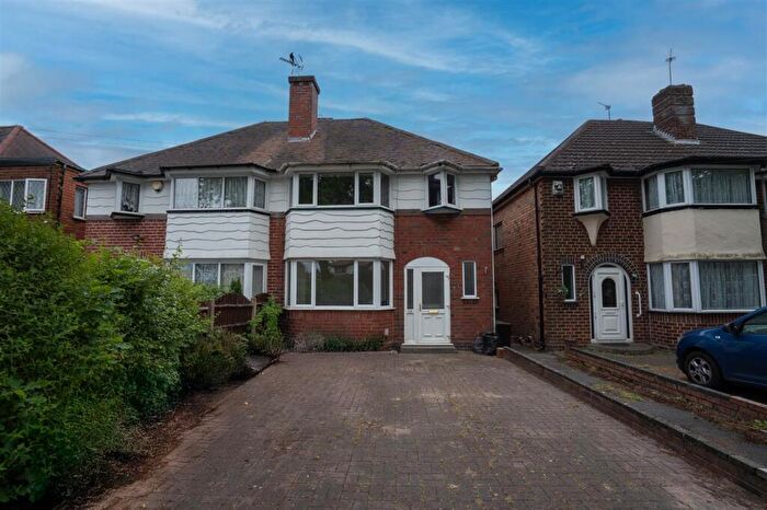 3 Bedroom Semi-Detached House To Rent In Garretts Green Lane, Sheldon, Birmingham, B26
