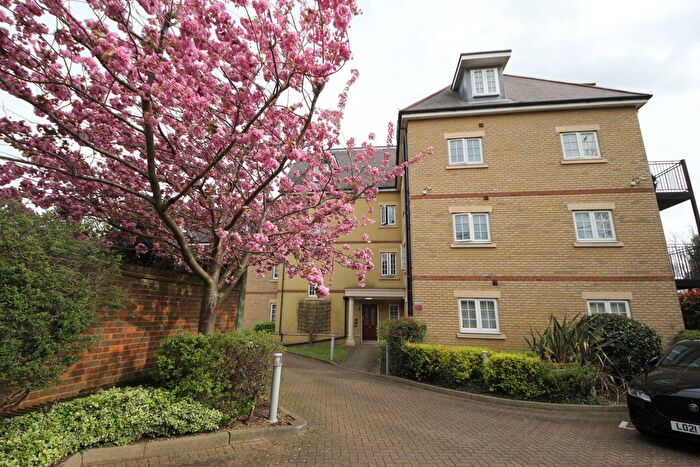 2 Bedroom Flat To Rent In River Bank, Winchmore Hill, N21