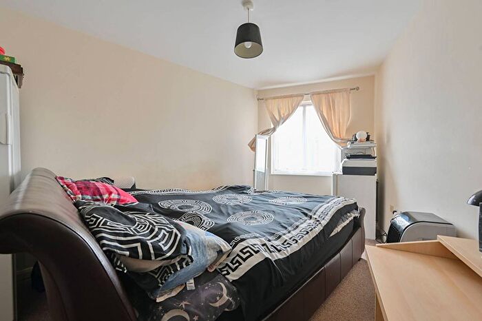 2 Bedroom Flat For Sale In Fourdrinier Way, Hemel Hempstead, HP3