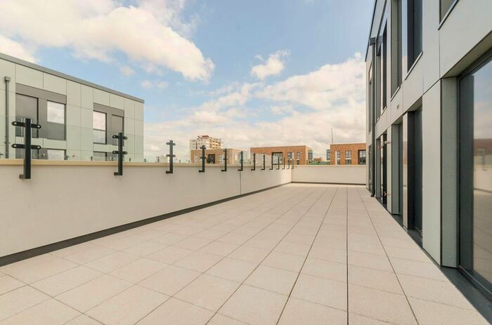 3 Bedroom Flat To Rent In Hopkins Court, Acton, London, W3