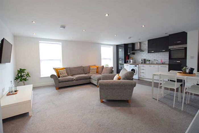 1 Bedroom Flat To Rent In Croft Street - Student Apartment - /, F2