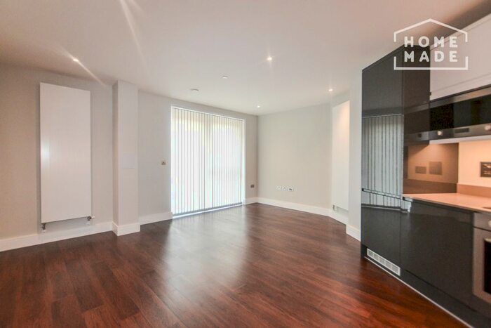 2 Bedroom Flat To Rent In Greenview Court, Southall UB2