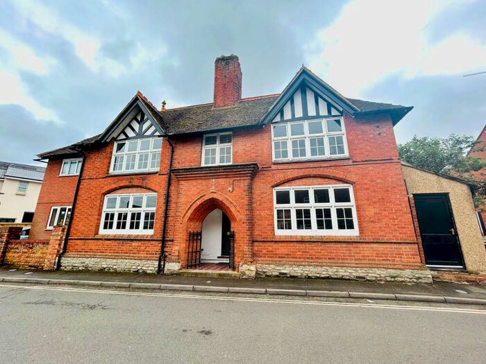 3 Bedroom Detached House To Rent In Union Street, Newport Pagnell, MK16