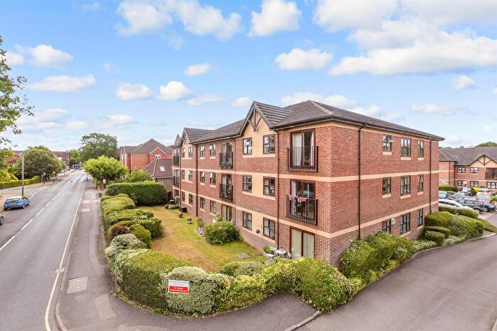 2 Bedroom Flat For Sale In Victoria Road, Horley, Surrey, RH6