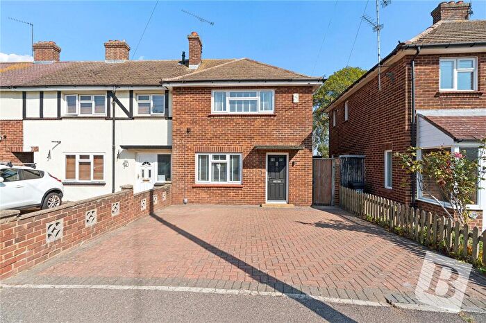 2 Bedroom End Of Terrace House For Sale In Struttons Avenue, Northfleet, Gravesend, Kent, DA11
