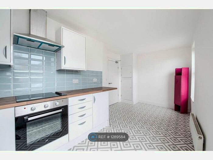 2 Bedroom Flat To Rent In Half Edge Lane, Eccles, Manchester M30