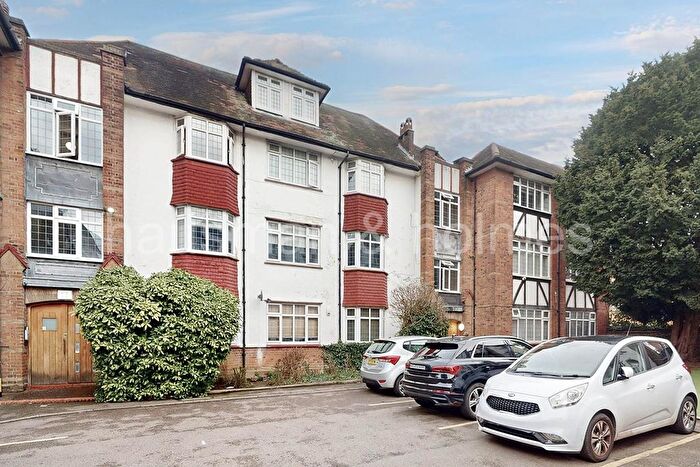 3 Bedroom Flat For Sale In Golders Court, NW11