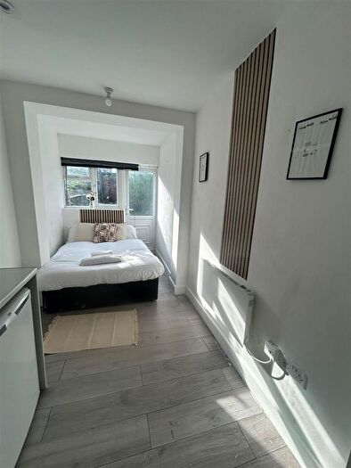 Studio To Rent In The Circle, London, NW2