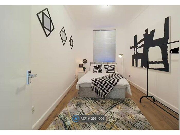 3 Bedroom Flat To Rent In Hammersmith Road, London, W14