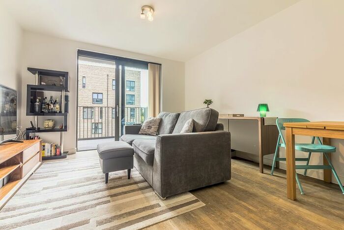 1 Bedroom Flat To Rent In Kingfisher Heights, Royal Docks, E16