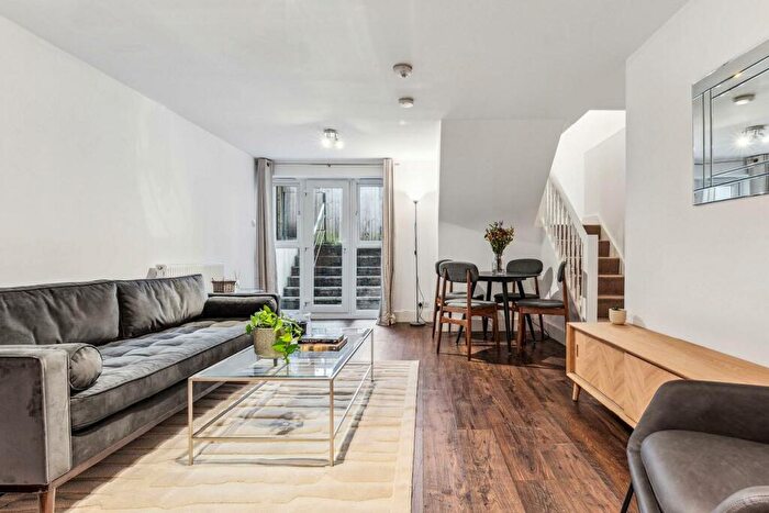 2 Bedroom Flat For Sale In Falcon Road, Battersea, SW11