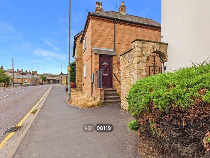 2 Bedroom Semi Detached House To Rent In Weston Mews, Foundry Road, Stamford, PE9