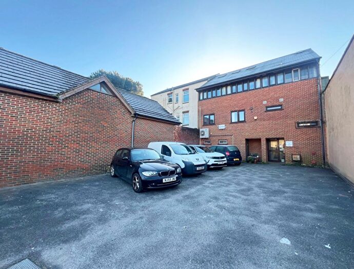 3 Bedroom Flat To Rent In Portsmouth Road, Woolston, Southampton, Hampshire, SO19
