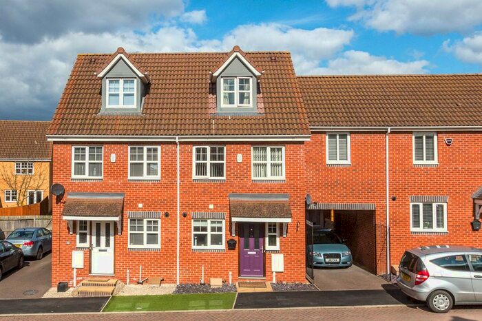 3 Bedroom Town House To Rent In Vicarage Road, Rushden, NN10