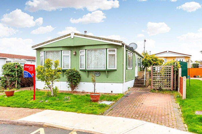 2 Bedroom Mobile Home For Sale In Bedford Road, Rushden, NN10
