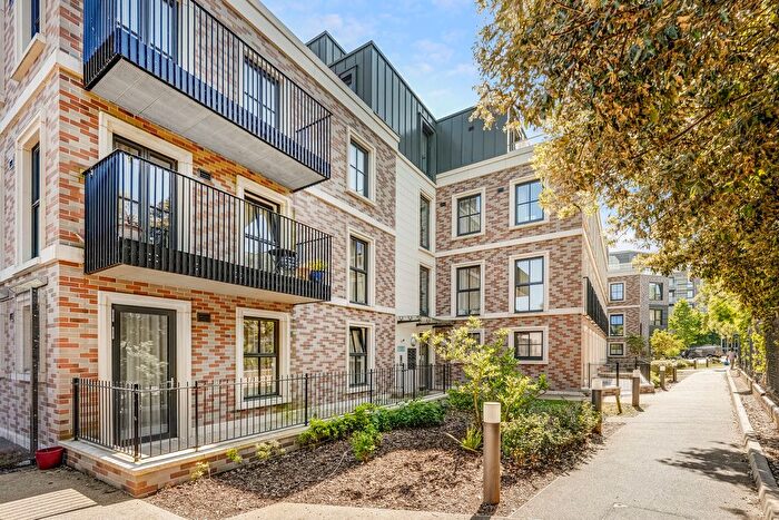 2 Bedroom Flat To Rent In Bradshaw Close, Twickenham, TW1