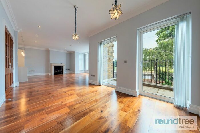 3 Bedroom Flat To Rent In The Vine, Sevenoaks, Kent, TN13