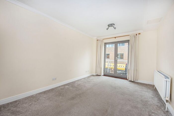 1 Bedroom Flat To Rent In Middle Lane, Teddington, TW11