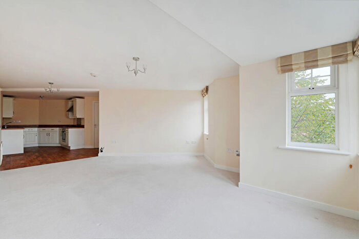 2 Bedroom Apartment To Rent In Aston House, Horse Chestnut Close, Chesterfield, S40
