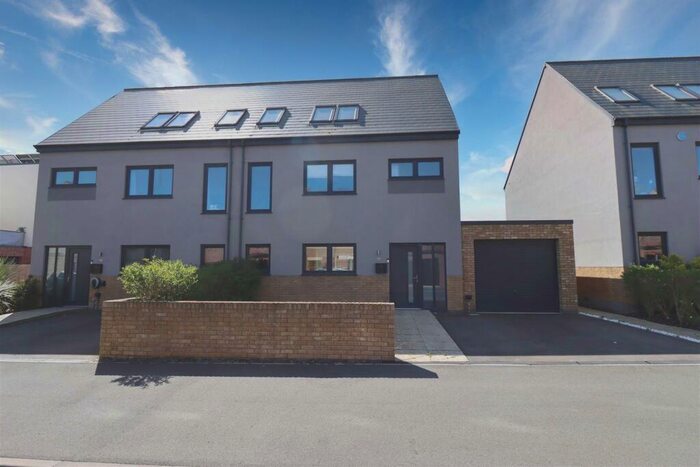 4 Bedroom Semi-Detached House To Rent In Blakesley Street, Corby, NN17