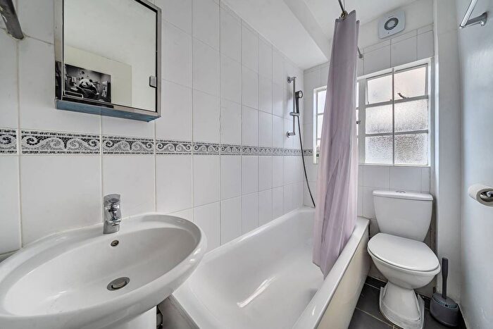 Studio For Sale In Shepherds Bush Green, Shepherd's Bush, London, W12
