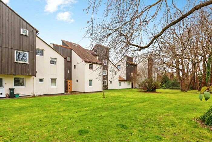 2 Bedroom Flat For Sale In Tree Hamlets, Poole, BH16