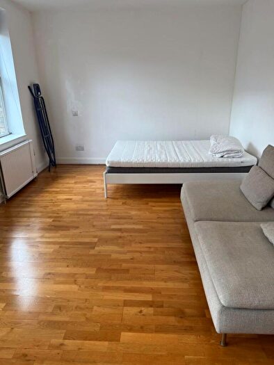 1 Bedroom Flat To Rent In Courtfield House, Baldwins Gardens, London, EC1N