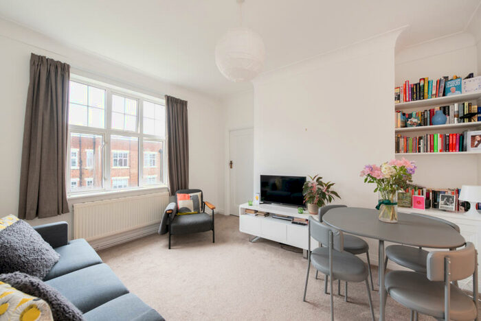 2 Bedroom Apartment To Rent In Belsize Grove, London, NW3