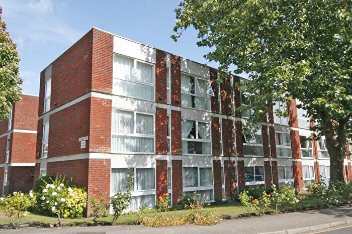 2 Bedroom Flat To Rent In Brantwood Ct, West Byfleet, KT14