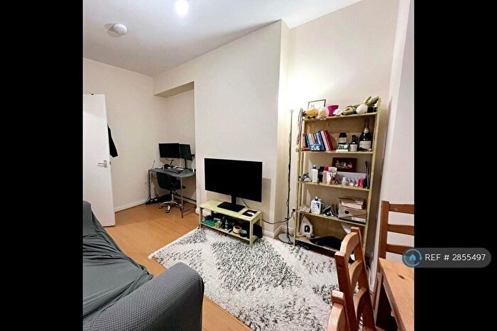 2 Bedroom Flat To Rent In Laitwood Road, Balham, SW12