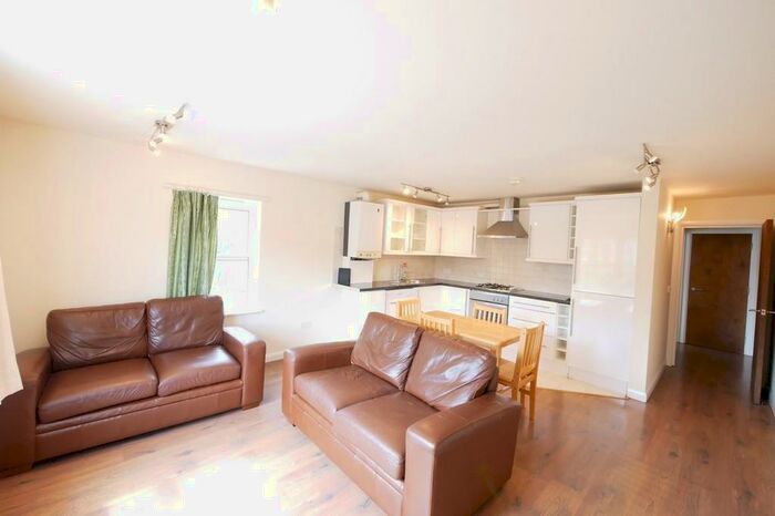 2 Bedroom Apartment To Rent In Courcy Road, Turnpike Lane, N8