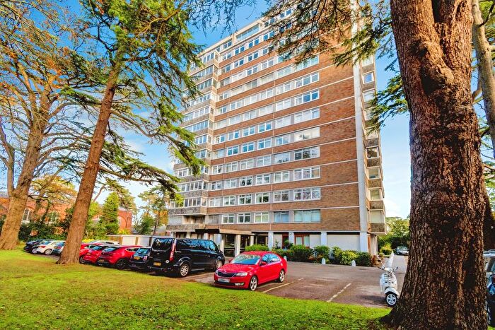 2 Bedroom Flat For Sale In Bassett Avenue, Southampton, Hampshire, SO16