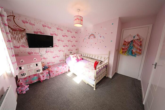 3 Bedroom Semi-Detached House For Sale In Woodheys Park, Kingswood, Hull, HU7