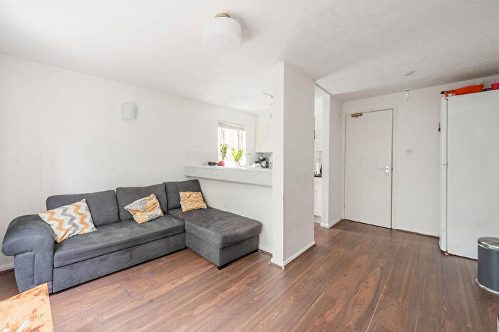 1 Bedroom Flat For Sale In Pavilion Way, Edgware, HA8