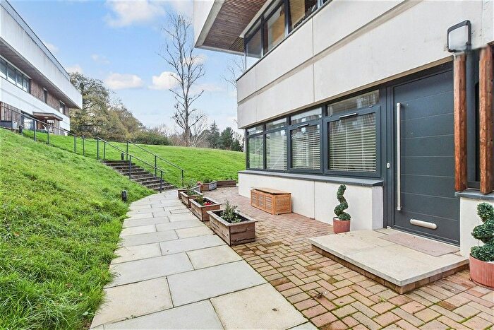 1 Bedroom Flat For Sale In Deepdene Avenue, Dorking, Surrey, RH5