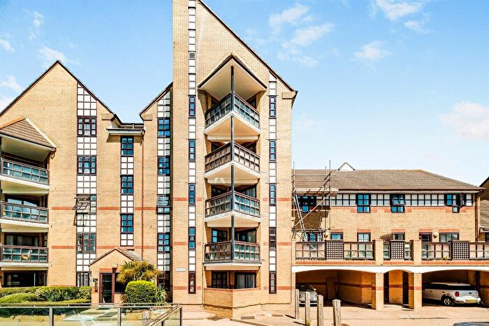 2 Bedroom Flat For Sale In Emerald Quay, Shoreham-By-Sea, BN43