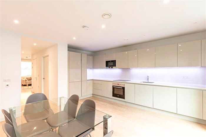 3 Bedroom Maisonette For Sale In Heygate Street, London, SE17