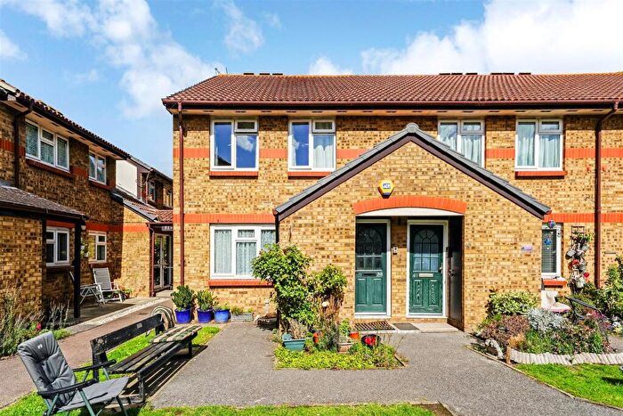 1 Bedroom Apartment For Sale In Chelwood Close, Chingford, E4