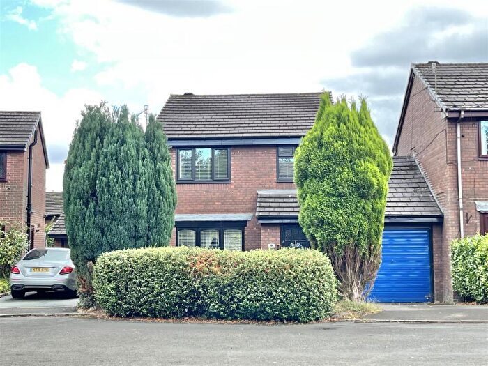 4 Bedroom Link Detached House For Sale In The Paddock, Hollingworth, SK14