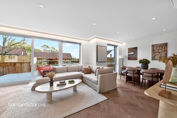 4 Bedroom Detached House For Sale In Magenta Close, High Barnet, Barnet, EN5