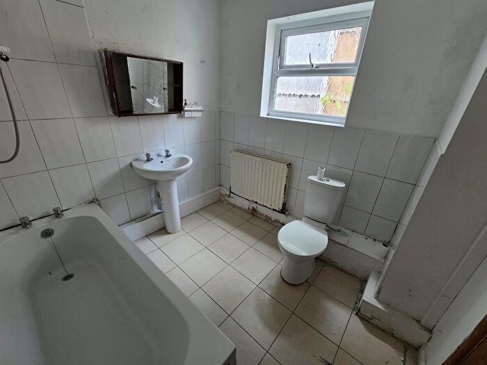 4 Bedroom Semi-detached House For Sale In Gorsebrook Road, Dunstall Hill, Wolverhampton, WV6